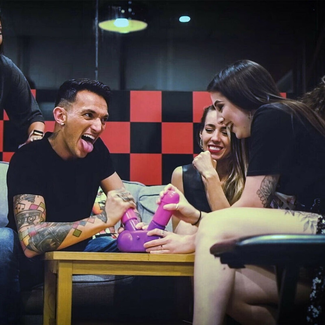 GIOCO SCHERZOSO SEXY CON DUE PENI CUM FACE PARTY