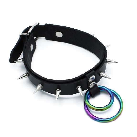COLLARE IN PELLE NERA CON BORCHIE APPUNTITE E ANELLI METALLICI ARCOBALENO