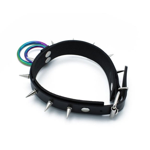 COLLARE IN PELLE NERA CON BORCHIE APPUNTITE E ANELLI METALLICI ARCOBALENO