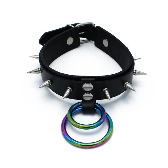 COLLARE IN PELLE NERA CON BORCHIE APPUNTITE E ANELLI METALLICI ARCOBALENO