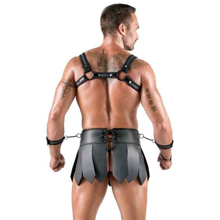 SET BONDAGE UOMO CON HARNESS E GONNA GLADIATORE CON MANETTE 2
